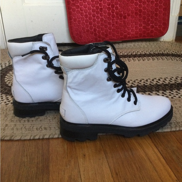 Sorel white leather waterproof boot - Picture 7 of 12